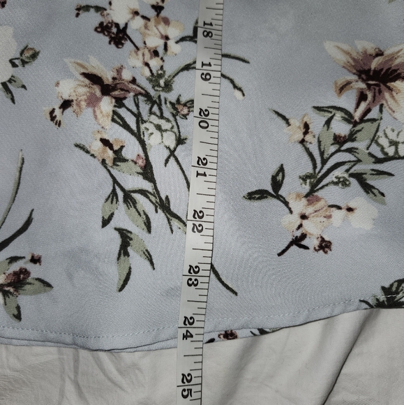 Dynamite blue floral blouse in size Large NWT - Picture 13 of 15